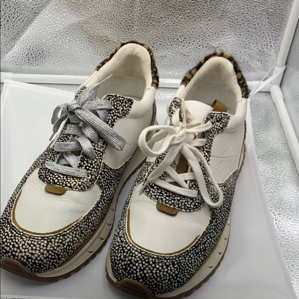 Madwell Stylish Women's 9.5 medium Sneakers in White and Black